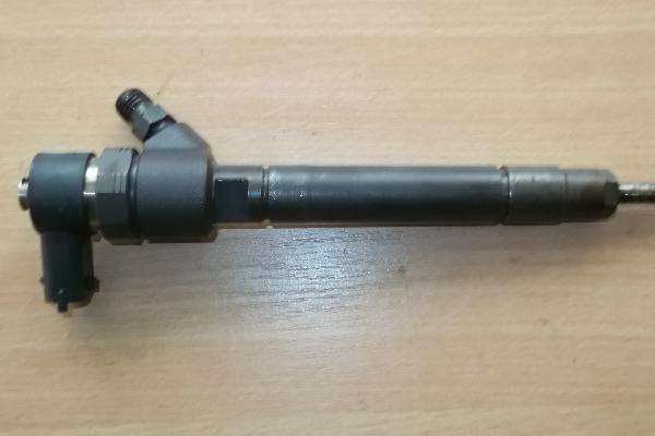 VOLVO V70 D5 FUEL INJECTOR 2008-2010