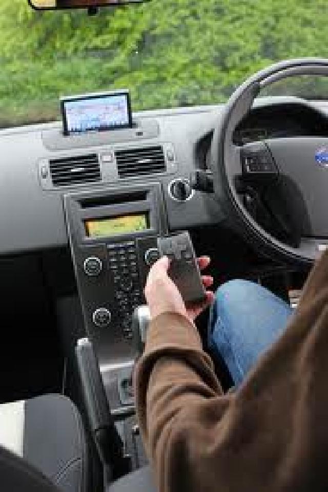 VOLVO V50 DASHBOARD WITH HOLE FOR SAT NAV OR CENTRE SPEAKER IN DARK GREY 2004-2013